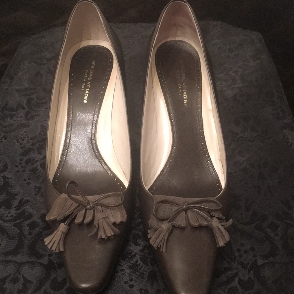 🦊 Adrienne Vittadini dark gray tassel pump